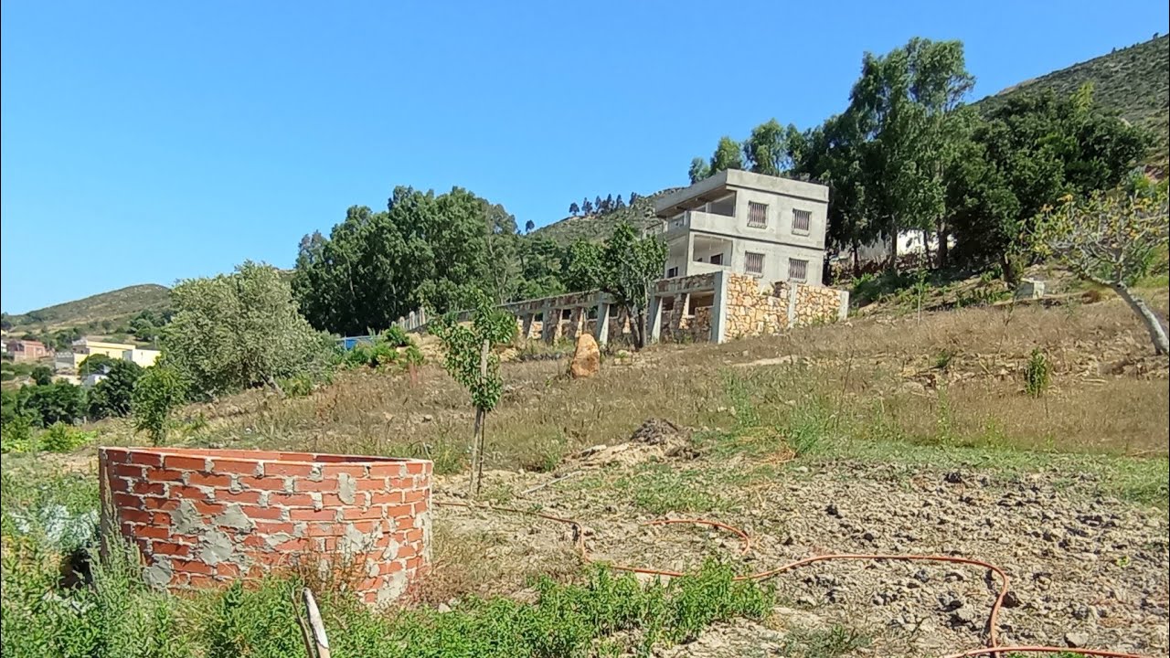 دار وغرسة 🏡 رائعة جدا🌳فيها مسبح المنضر راءع بانورامي مساحة هكتار تقريبا منطقة ملوسة 💥0703640826طنجة😍