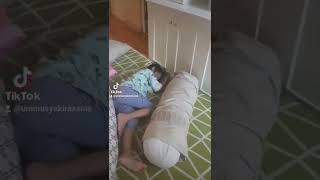 Bocil Tidur Di Ruang Tengah