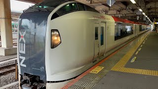 E259系ｸﾗNe018編成（旧塗装）が回送電車として何も鳴らさずに大船駅7番線を発車するシーン（2023.5.15.12:56）