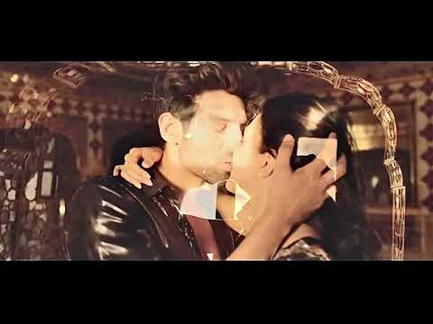 Kiara Advani Hot Kissing Scene