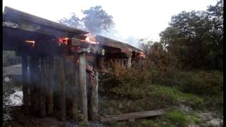 Ponte é queimada por vândalos, prejuízo passa de R$ 50 mil