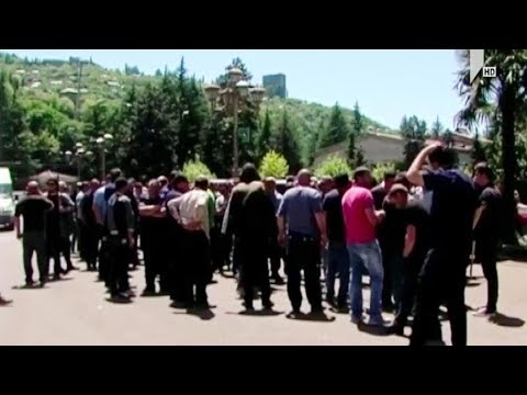 ჭიათურაში მაღაროელების ნაწილი აქციას მართავს