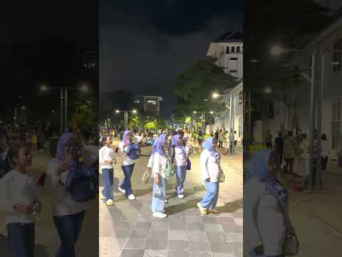 雅加达法塔西拉广场周六天黑后，两门老炮成了席地人群的背景板