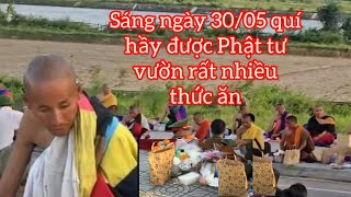 Sư minh tuệ và các huynh đê chuẩn bị ăn sáng