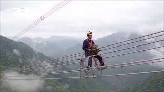 Amazing !!! Pekerjaan Berbahaya ,Pekerja listrik berjalan di awan untuk memperbaiki jalur listrik