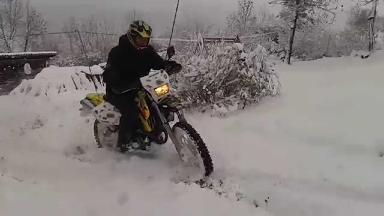 Suzuki DRZ-400S snow riding