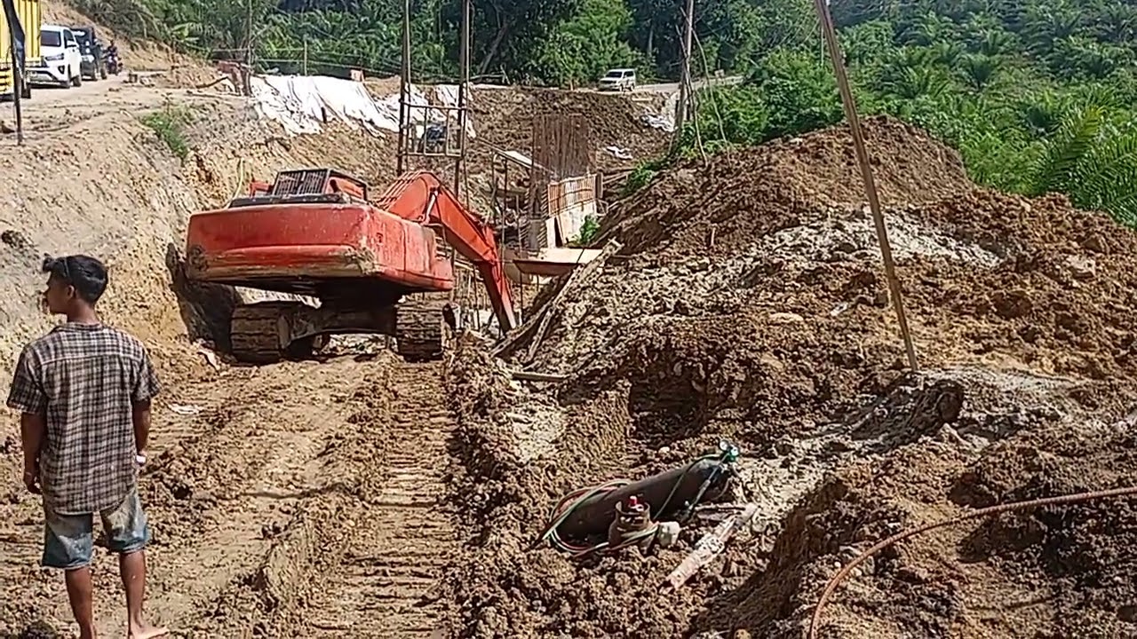 Pembersihan lumpur di penampungan air, suasana kerja tanjakan siparau 