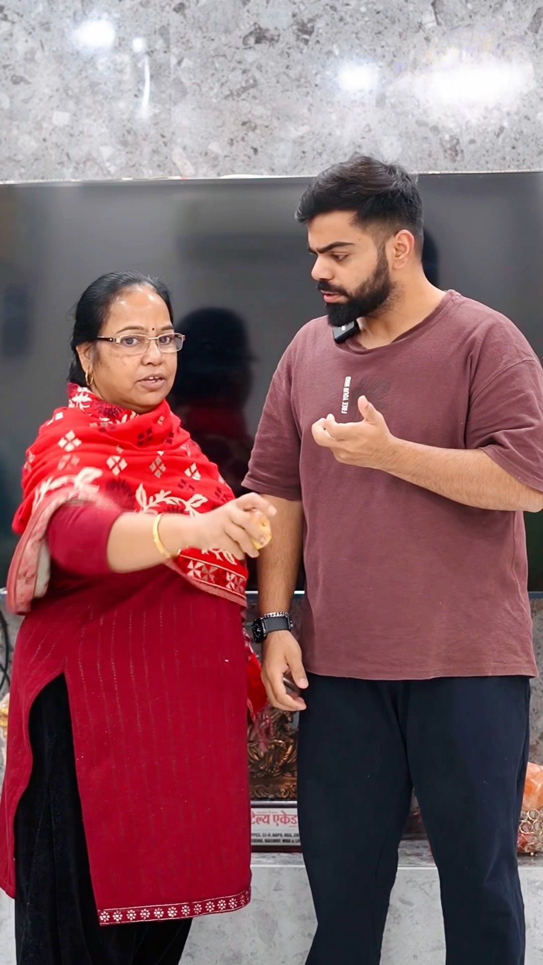 Gaurav k haath say mummy nai apple kyu chin liya #shorts #youtubeshorts #gauravaroravlogs