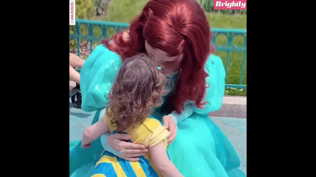 Toddler dressed as Flounder from 'The Little Mermaid' meets Ariel at Disneyland l GMA