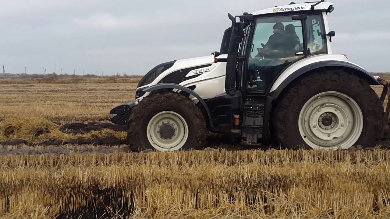 Пахота в рисовых чеках Valtra T 194