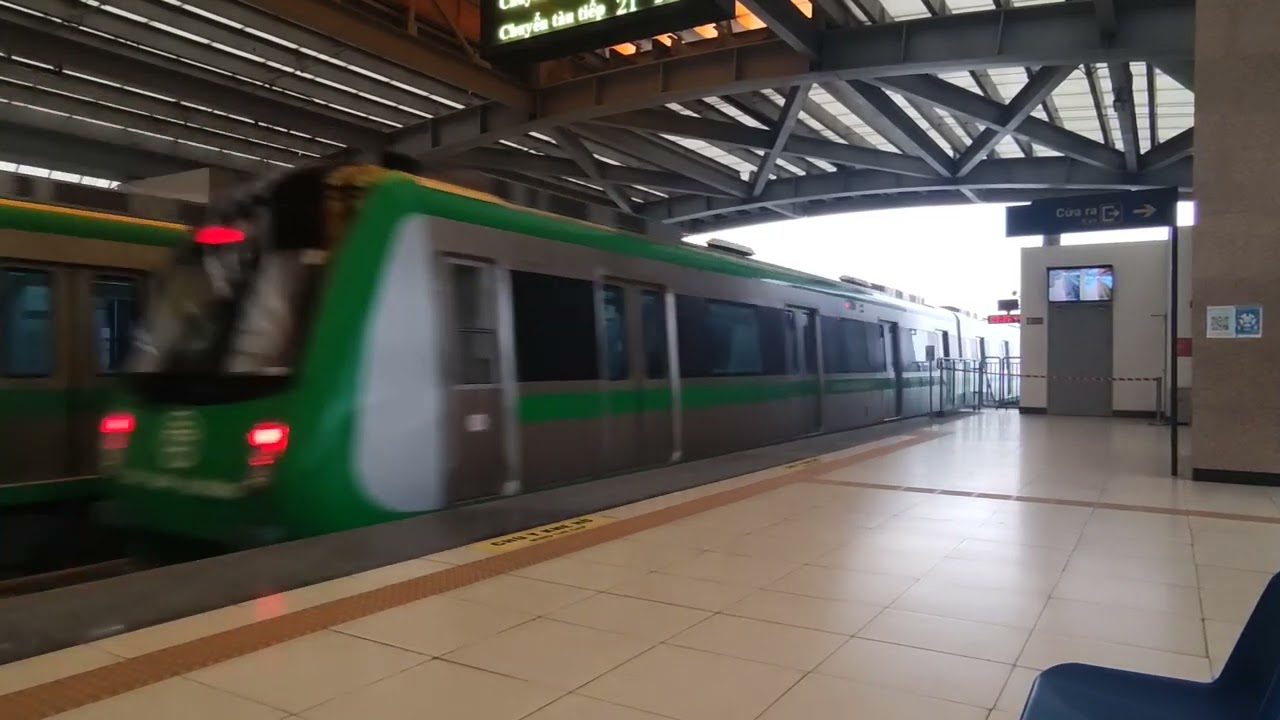 [Hanoi Metro-Line 2A] Hai đoàn tàu đô thị gặp nhau tại ga Láng (29/1/2022)