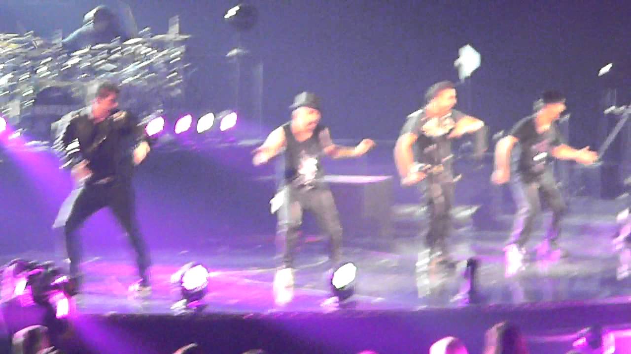 Backstreet Boys singing "Bye Bye Love" All State Arena May252011