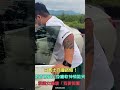 白賓士自撞路燈！刺青駕駛全身癱軟神情詭異 掌鏡女嚇壞「我要報警」…下一秒畫風突變！【冬星新聞】