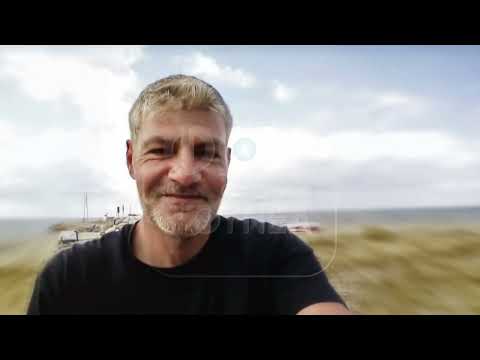 «Το φως αναμμένο, το ραδιόφωνο έπαιζε και το παράθυρο ανοιχτό…»