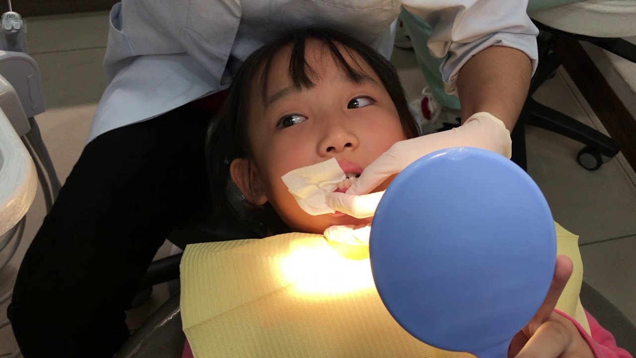 Connie7歲7個月去拔牙齒先塗麻藥後打針麻藥針3次拔牙很勇敢在采風牙醫診所-2019年11月20日-很nice的牙醫姐姐