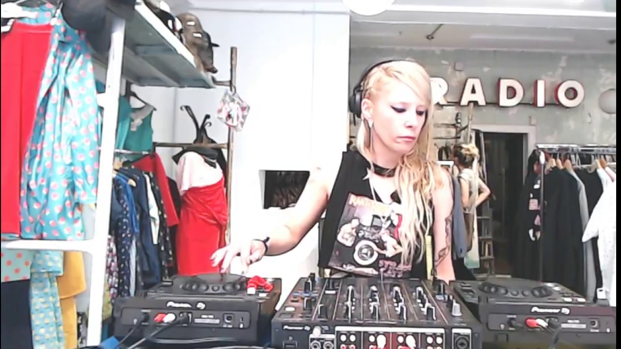 Bea Tricks - Class B Band, snipped mixing live at The Closet. Streaming Most Radio