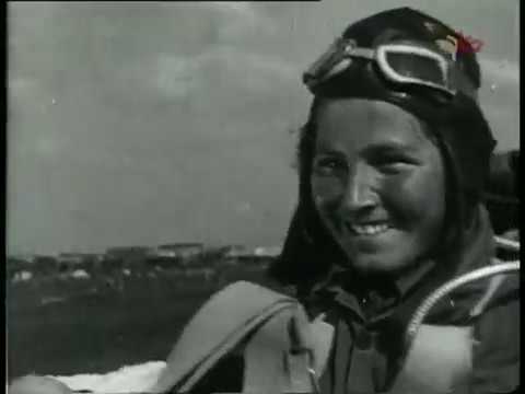 День авиации - 18 августа 1935 год. . Воздушный парад в Тушино под Москвой. Это был первый парад.