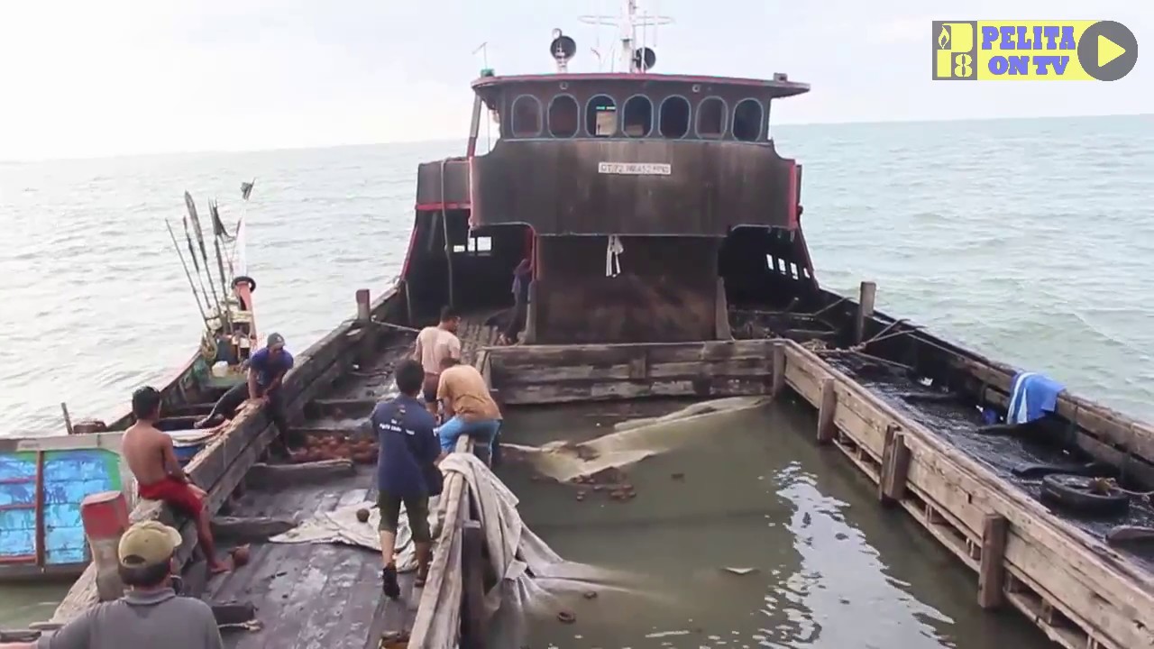 Kapal Angkut Kelapa Karam Di Perairan Aceh Utara YouTube