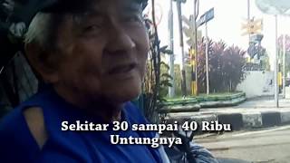 KISAH INSPIRASI: Mbah Budi Utomo Penjual Rempeyek yang Pantang Menyerah