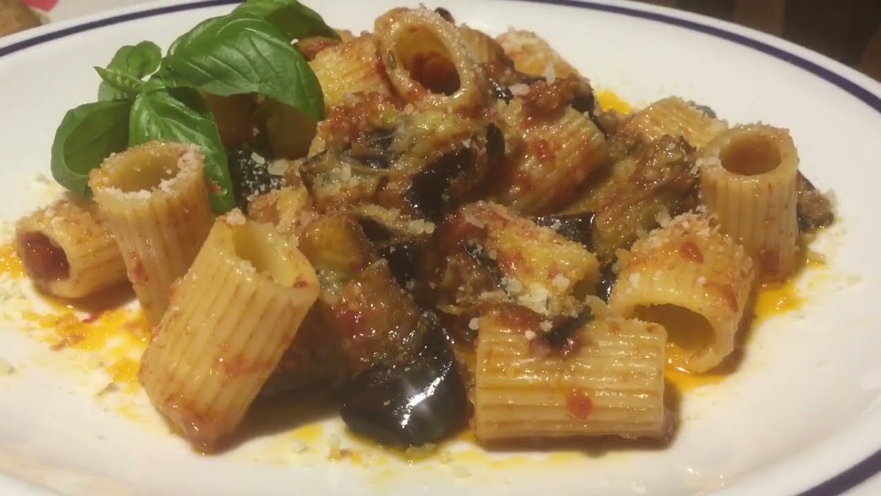 Pasta con le melanzane - non è la Norma, non è la Siciliana (videoricetta n. 1153)
