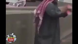 ‏يقولون اذا مسكتك زحمه انزل وسوا كذا يروح التوتر وترجع للبيت مبسوط 😂😂 screenshot 2