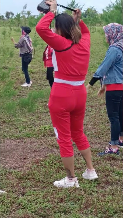 Moment langka aerobik celananya hampir melorot. wanita bertato