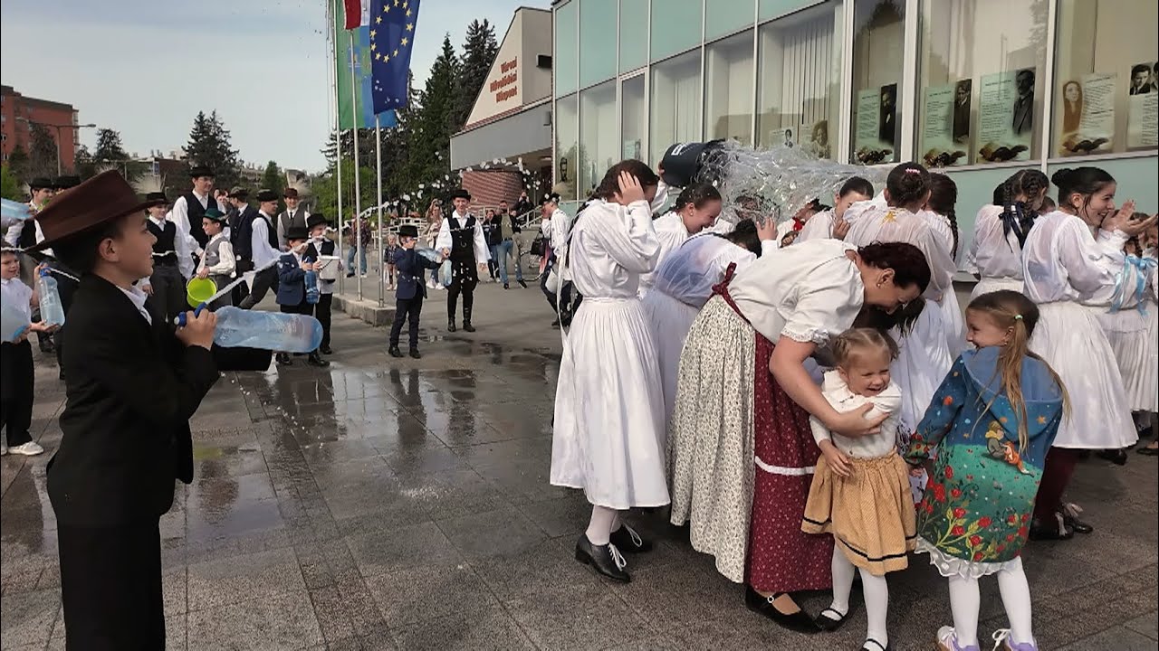 Hagyományőrző locsolás a Kerka Táncegyüttessel • 2025