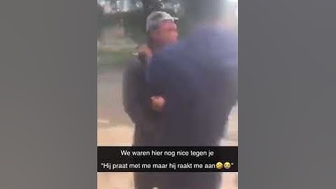 (73)members delen klappen uit nadat boy poku van 24 luistert in de pijp