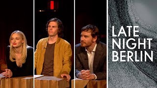 Sophie Turner, Evan Peters & Michael Fassbender raten deutsche Promis | Late Night Berlin |ProSieben