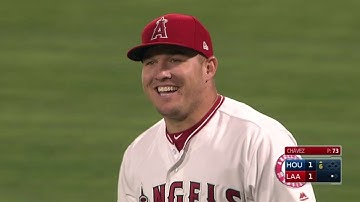 HOU@LAA: Trout races a long distance to make catch