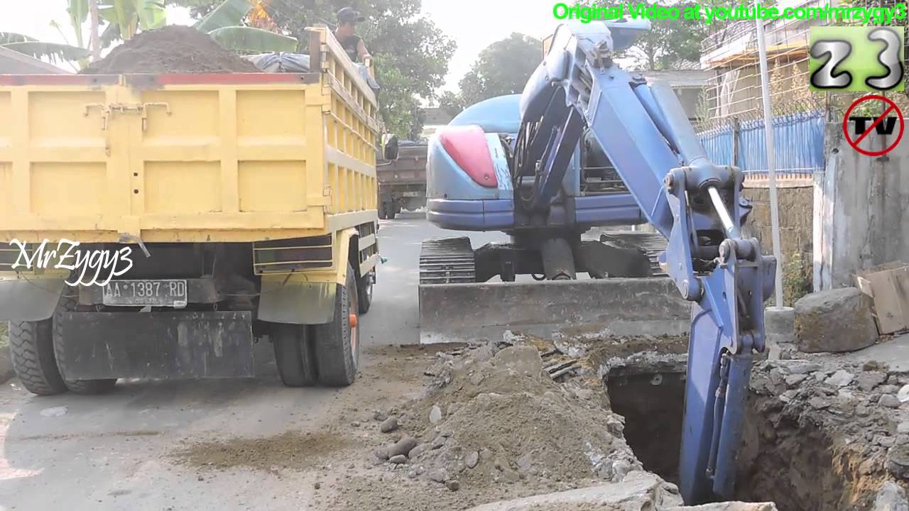 Komatsu PC75UU Excavator Loading Mitsubishi Colt Ragasa  