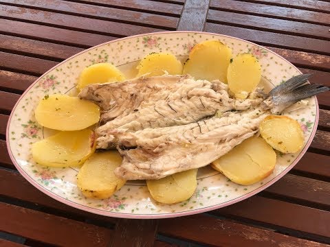 Spigola al forno su letto di patate