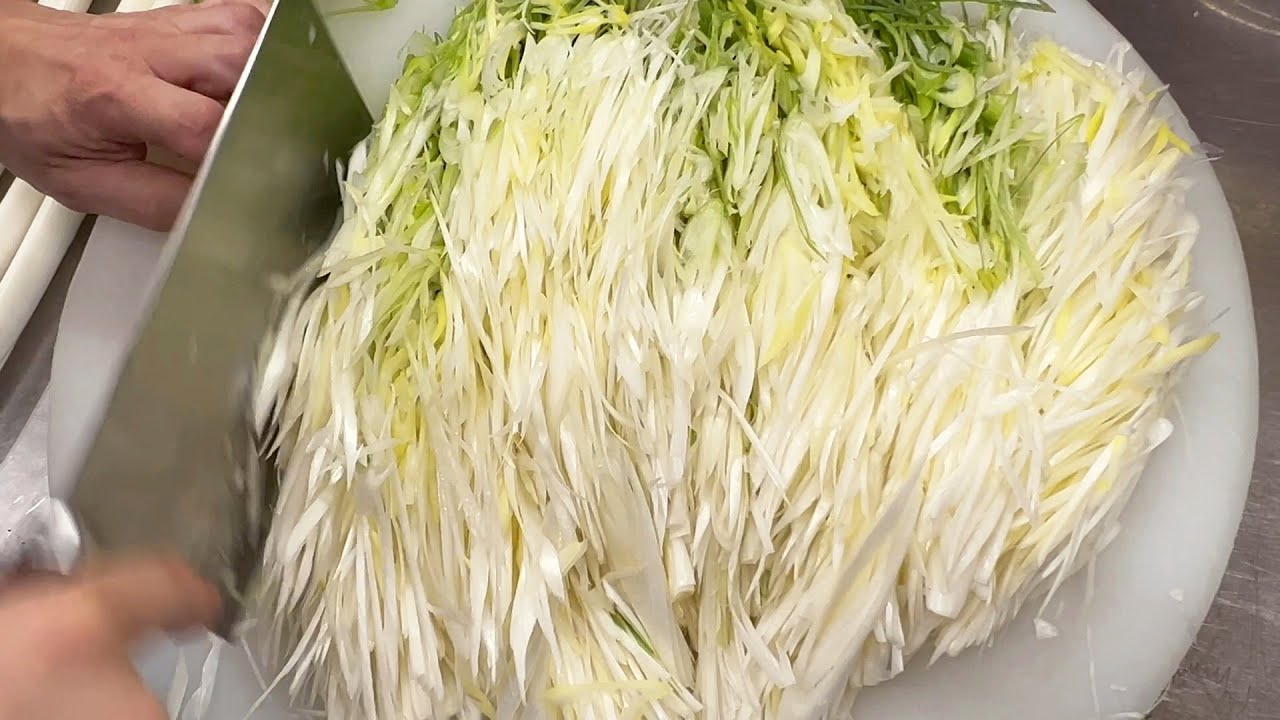 ねぎ焼きそば 　soft green leek with fried noodle.