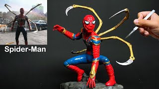 Скульптура Человека-паука из глины