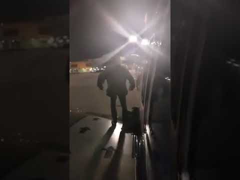 Un pasajero abre la puerta de emergencia de un avión en el aeropuerto / Vídeo: Fernando del Valle