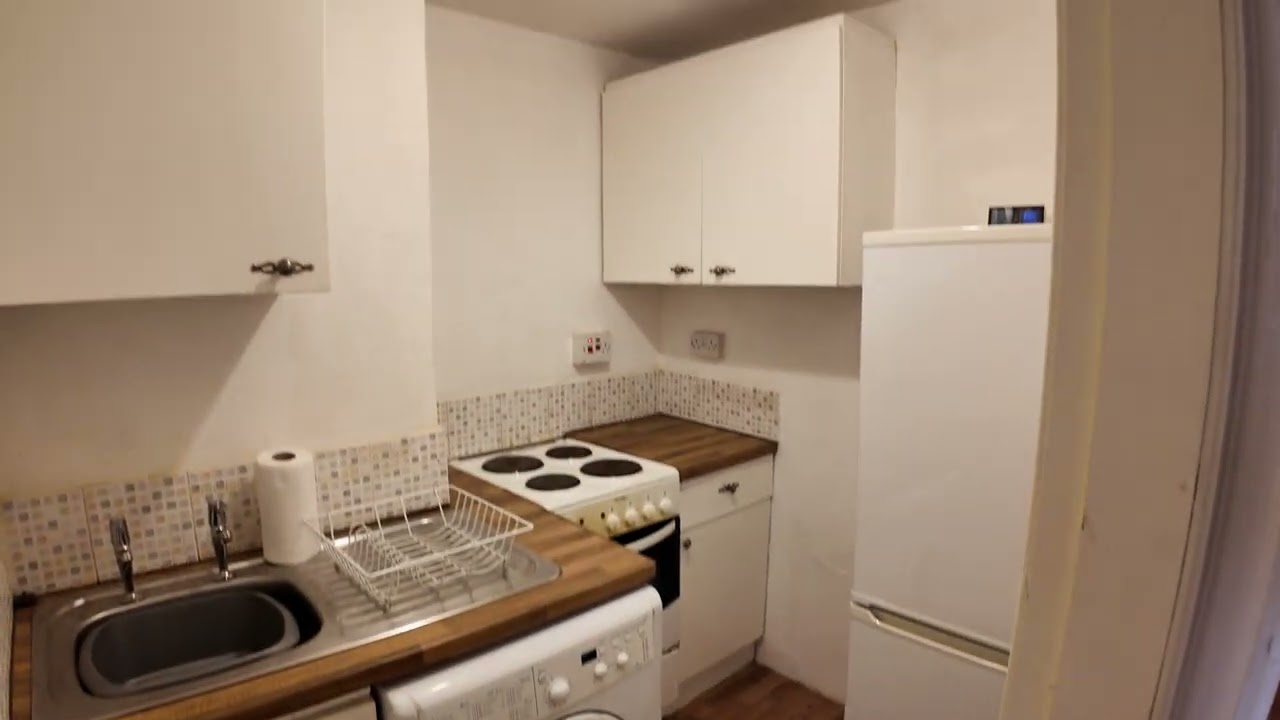 Spacious one-bedroom furnished flat in Partick's West End, close to Glasgow University.