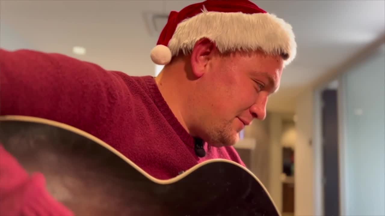 Man turns own pain into mission to spread holiday spirit