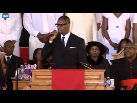 R. Kelly Sings "I Look To You" At Whitney Houston's ...