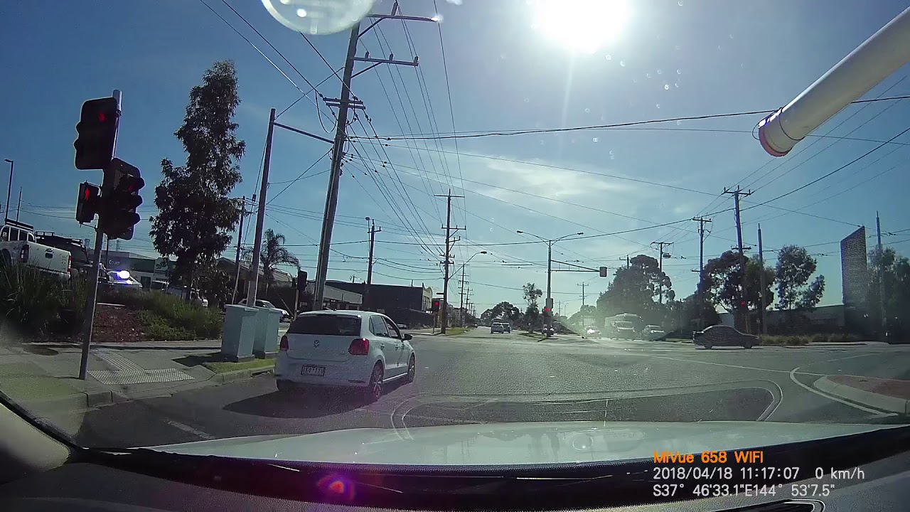 dash cam vw polo running a red light - YouTube