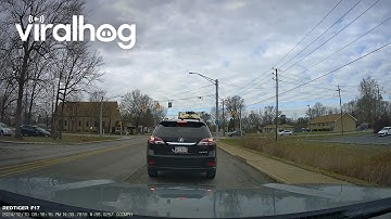 Afgeleide auto blijft linksaf slaan || ViralHog