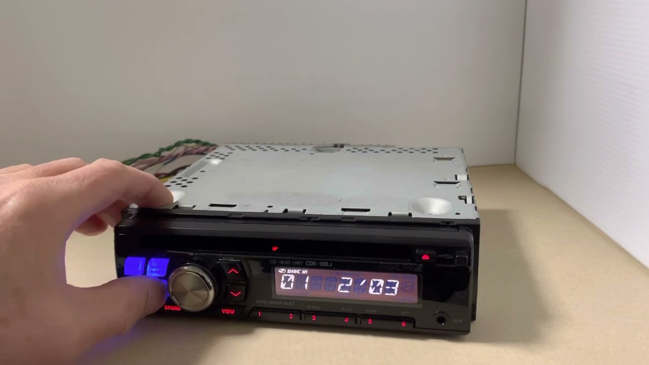 ALPINE CDE-100J with CD or AUX アルパイン ヘッドユニット CD Player