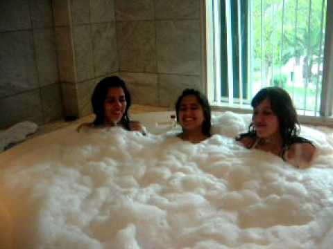 Baño de burbujas en el jacuzzi youtube Baños con jacuzzi