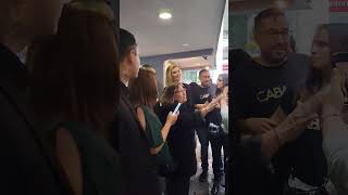Montserrat Oliver Acechada Por Fans A Su Llegada Al Teatro Insurgentes Para Primer Año De Cabaret