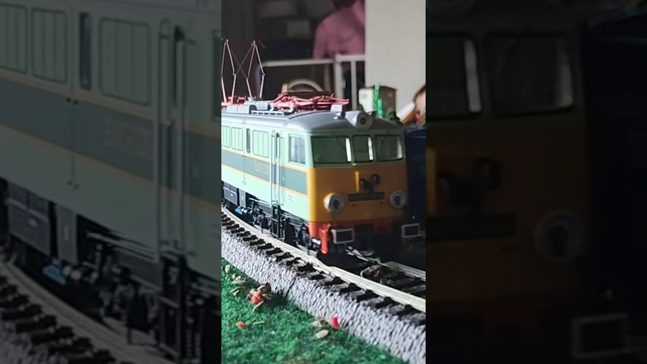 EU07-205 manewruje z wagonami 