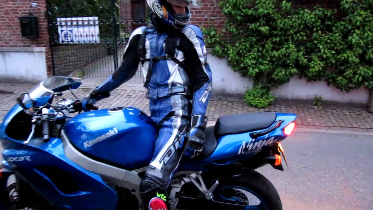 98 Kawasaki ZX-9R shooting a big flame from the exhaust - YouTube