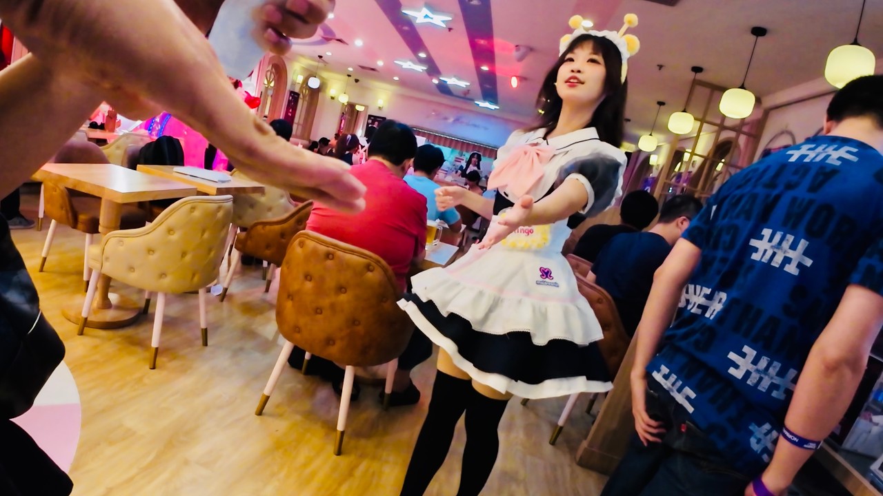 Я попробовала побывать в кафе с сексуальными горничными… 😳🇹🇭 (Мне сказали, что снимать нельзя!)