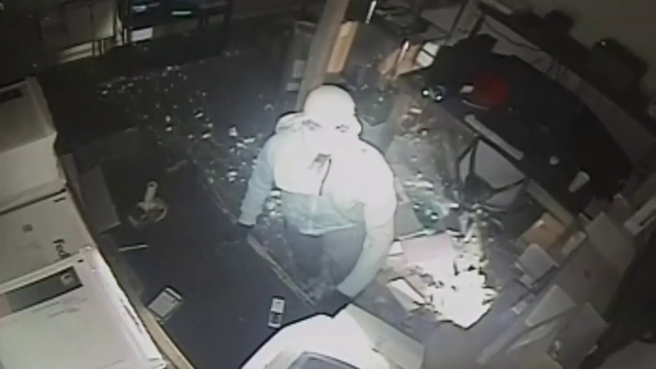 Man caught on camera stealing hundreds of iPads from Hollywood business ...