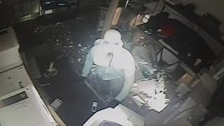 Man caught on camera stealing hundreds of iPads from Hollywood business