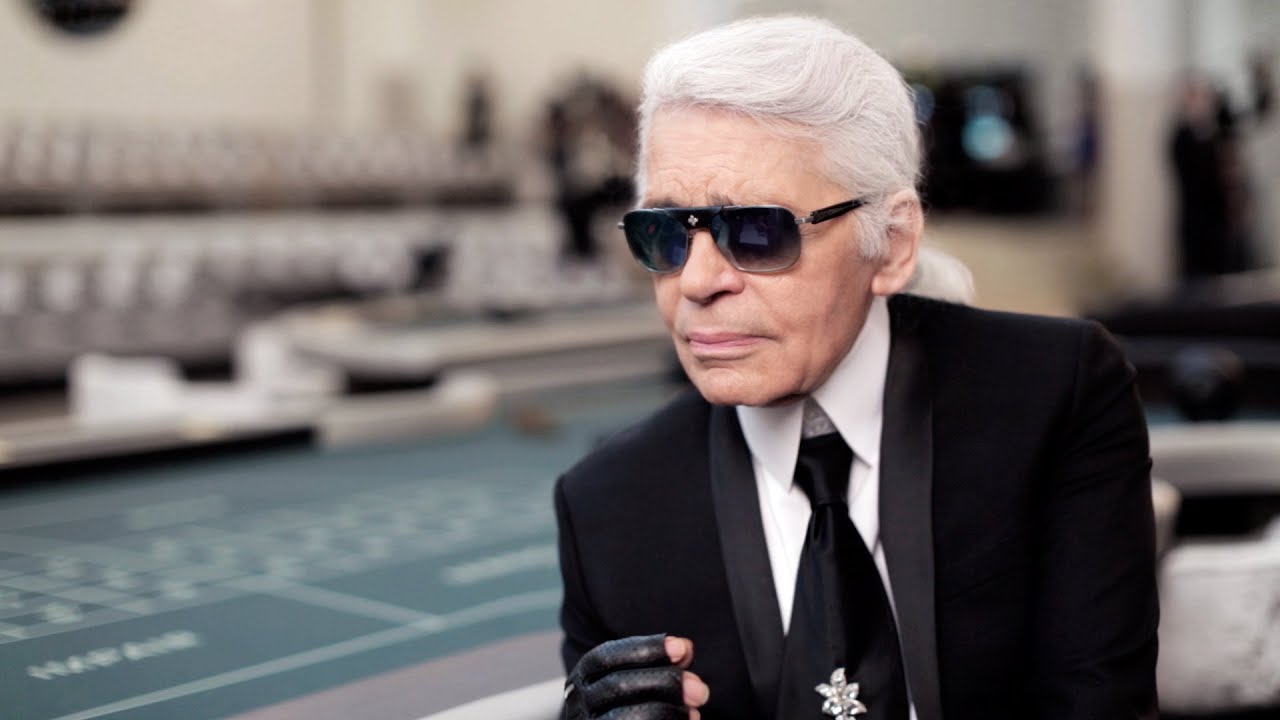 opstelling Beschrijving Eenzaamheid Karl Lagerfeld on the Fall-Winter 2015/16 Haute Couture Show – CHANEL Shows  - YouTube
