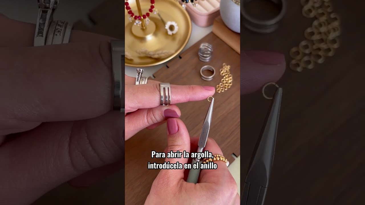 Abrir y cerrar argollas de uni&oacute;n con un anillo de bisuter&iacute;a. Te lo muestro paso a poso